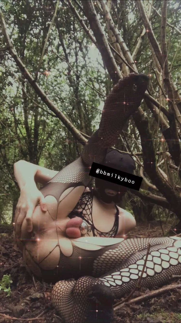 [18] anyone wanna come out to the woods with me?~ 😈😘