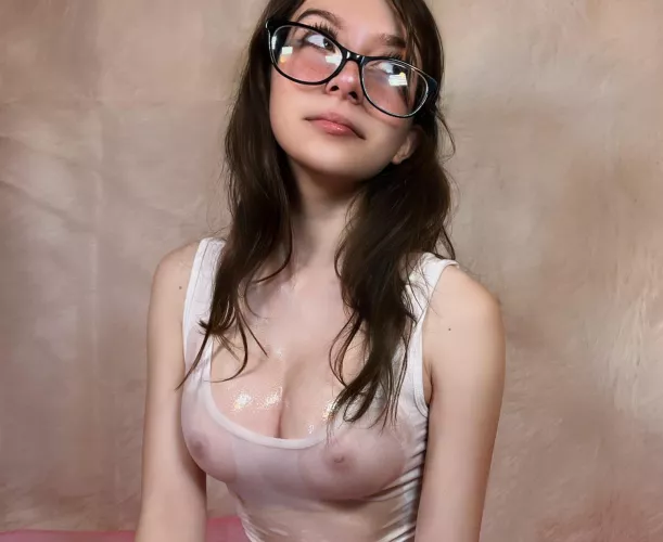 (18yo - 4β11β & 89lbs) What caught your eye first?