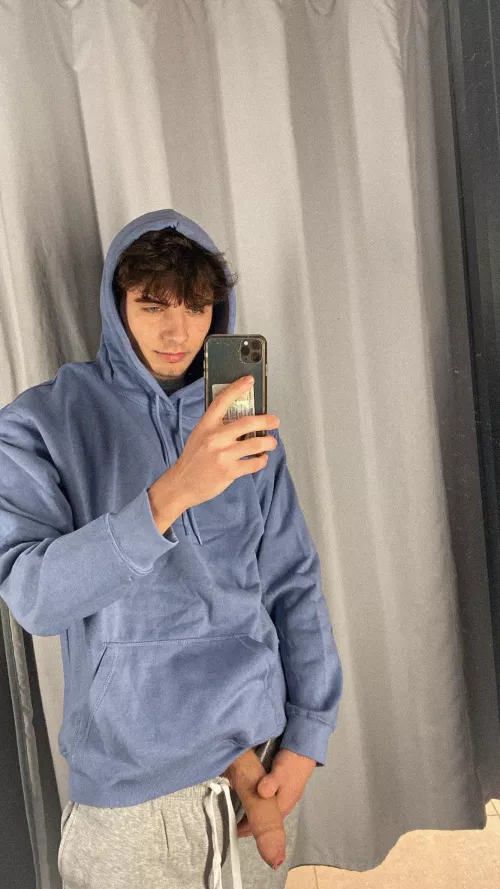 [19] Felt horny in the fitting room 😏