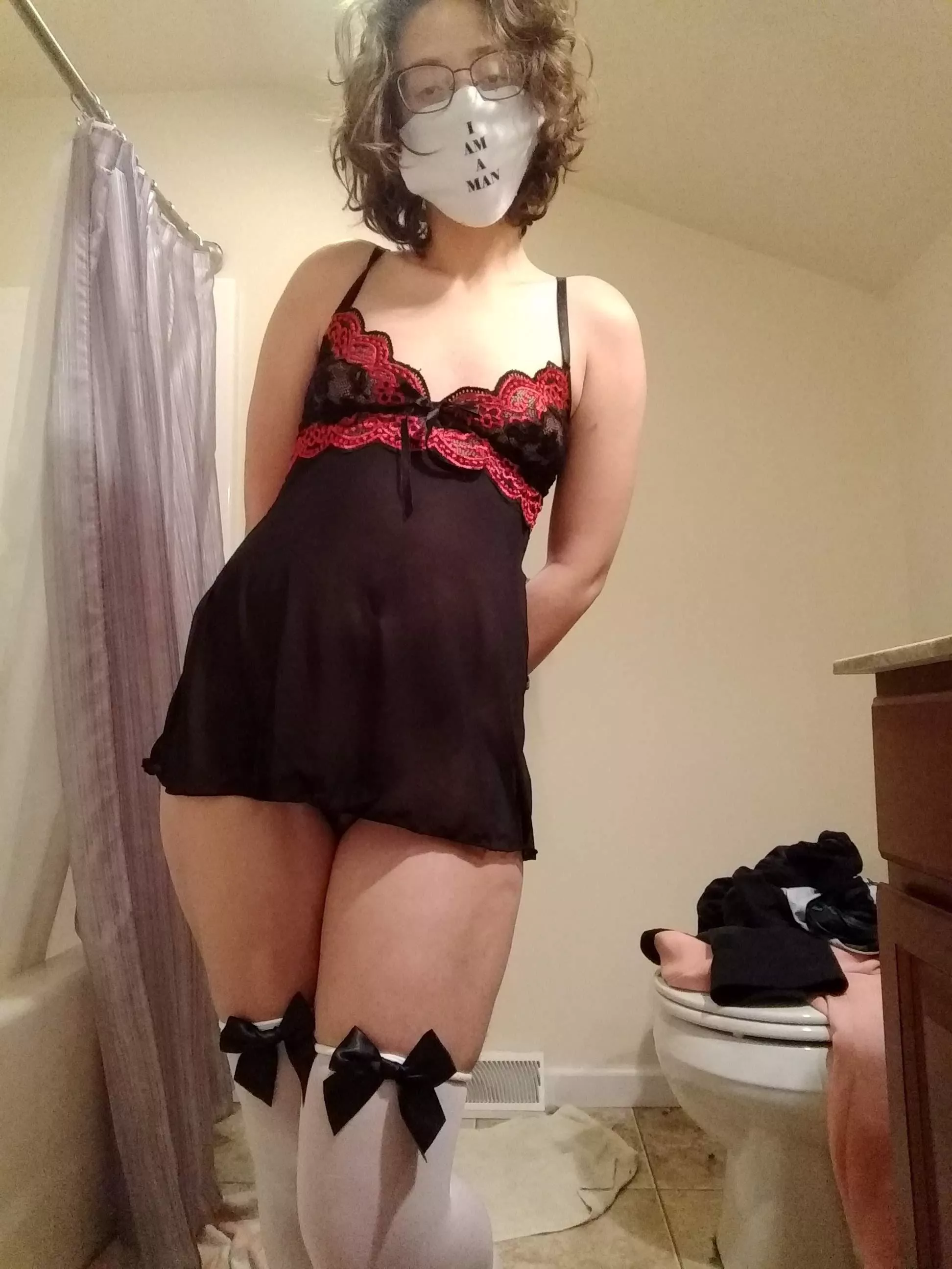 (19 he/they) any love for a pretty boy in a pretty dress? 💫