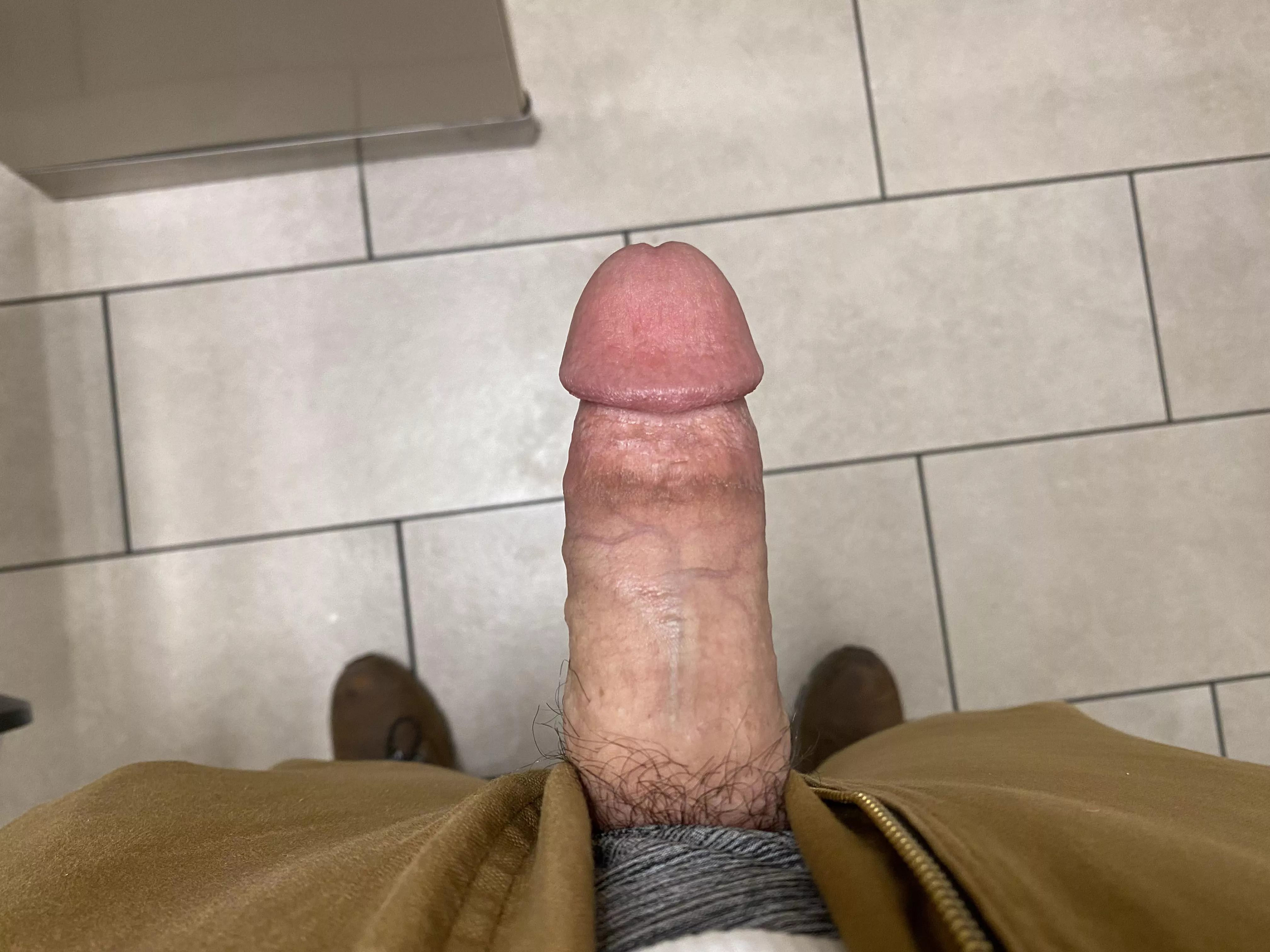 (19) I wish I wasn’t at work right now, I’m sooo horny😩😈