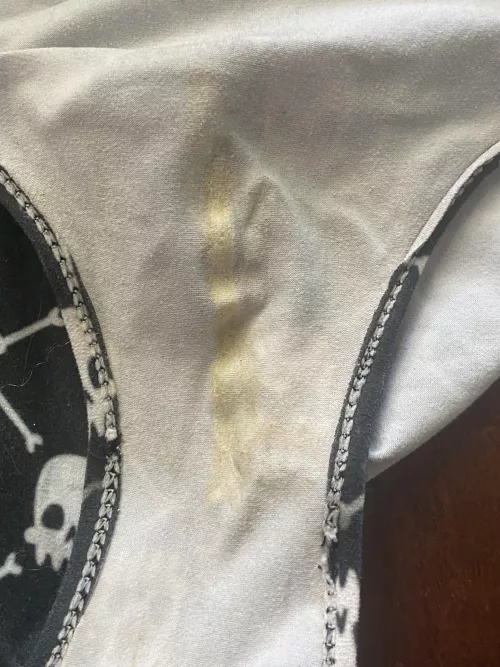 2 days without shower 🚿 Small stain, but the scent is amazing 😻