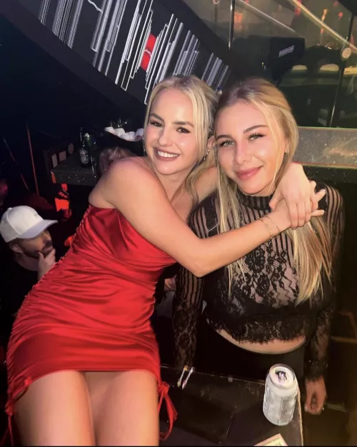 [2] Red or Black ? 😍