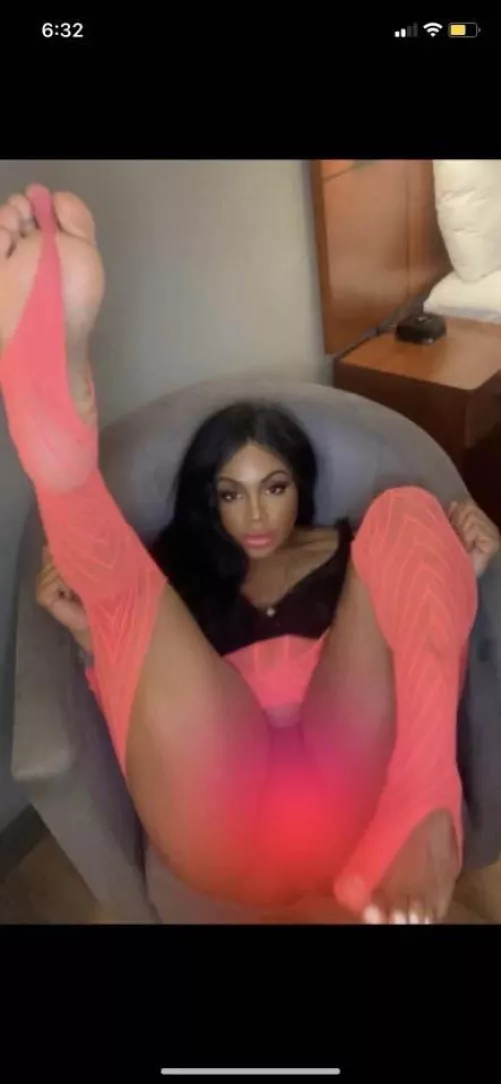 23 hotnbothered switch whoβs gonna help me? :-*