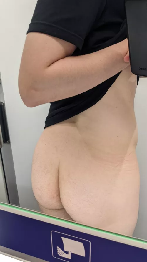 23M - Another butt pic out in public <3