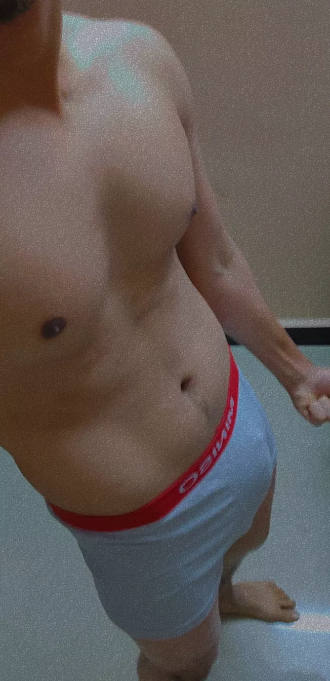 (24) femboys and smooth bottoms hmu 😈