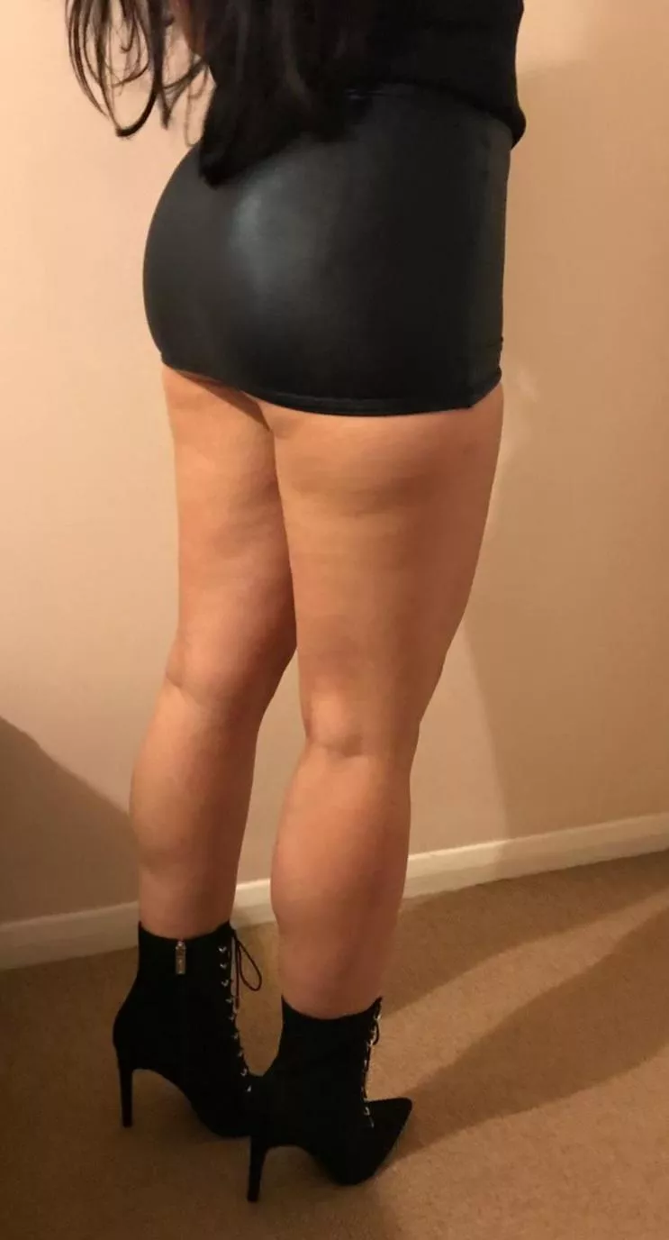 24F [OC] who likes my skirt and heels for my night out