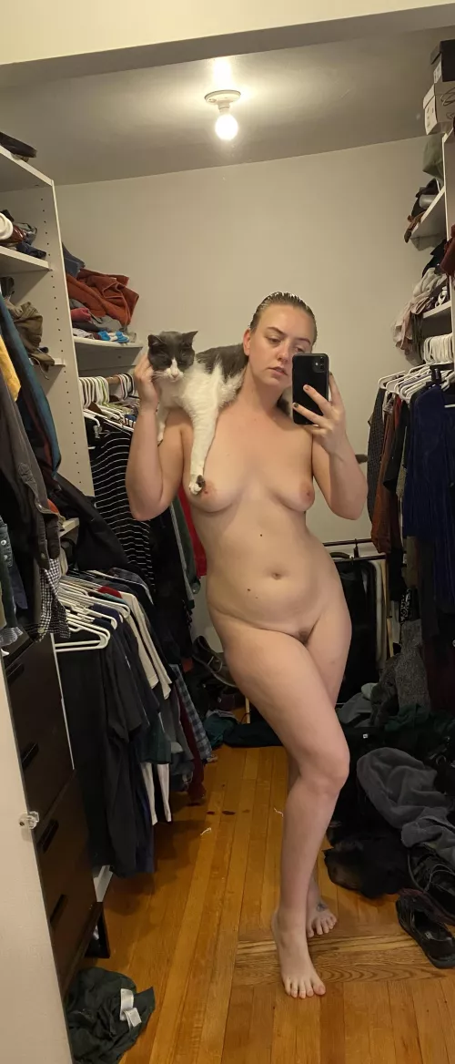 25F, 185lb, 5’10” | I think my cat is trying to censor my nudity. Feel very full-figured and healthy.