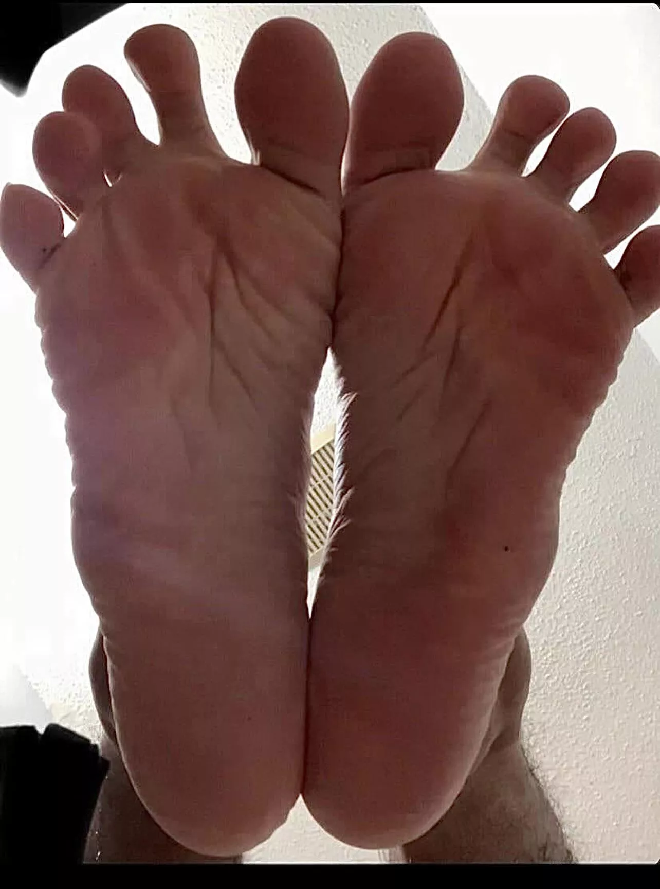 25M Connecticut - I’m into girls but I’ll literally let anyone with a Foot Fetish to suck on my toes and to lick my soft,smooth soles (I enjoy helping out people with Foot Fetish by giving them mine)