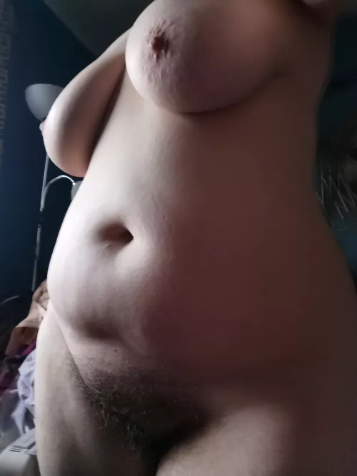 27f 5'6 90kg. Focusing some self love on my tummy today and I encourage anyone else who needs it to do it too!