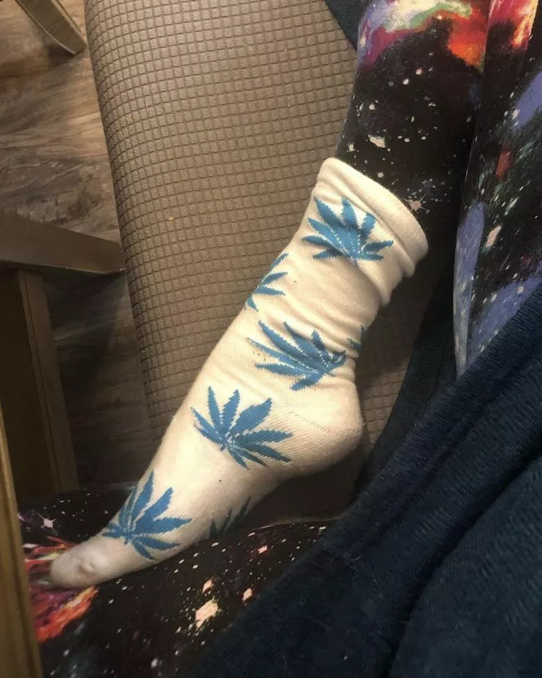 3 day wear, 5 day wear, 7 day wear, work wear, gym wear, and footjob/cum wear socks available! dm or snapchat me @xonaughtyviolet ♥️.