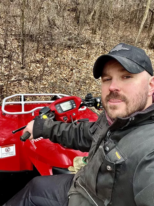 (32) How many bros on here like outdoorsy, country type guys?