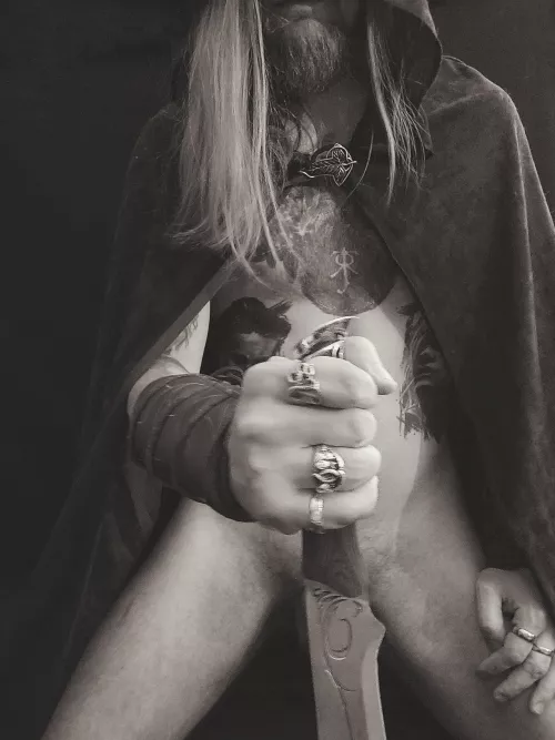 33 year old, Dom, tattooed elf. check my profile for more 😈