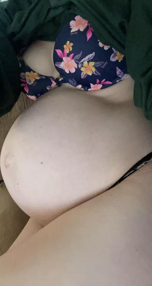 35 weeks, do you think I can get any bigger? I feel like I’m gonna pop😓