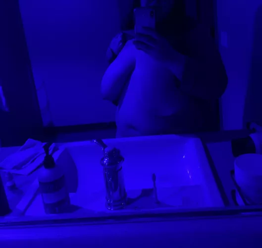38f, 235, 5’3”. Felt artsy in the blue light.