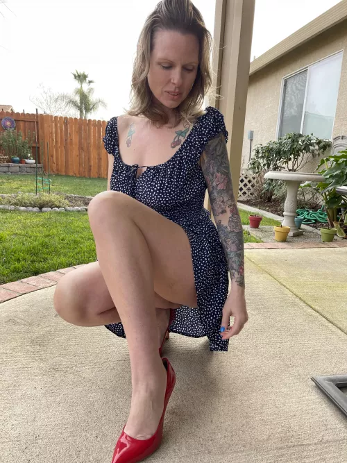 39 y/o milf with red heels and polka dot dress. Classy, elegant and sexy.
