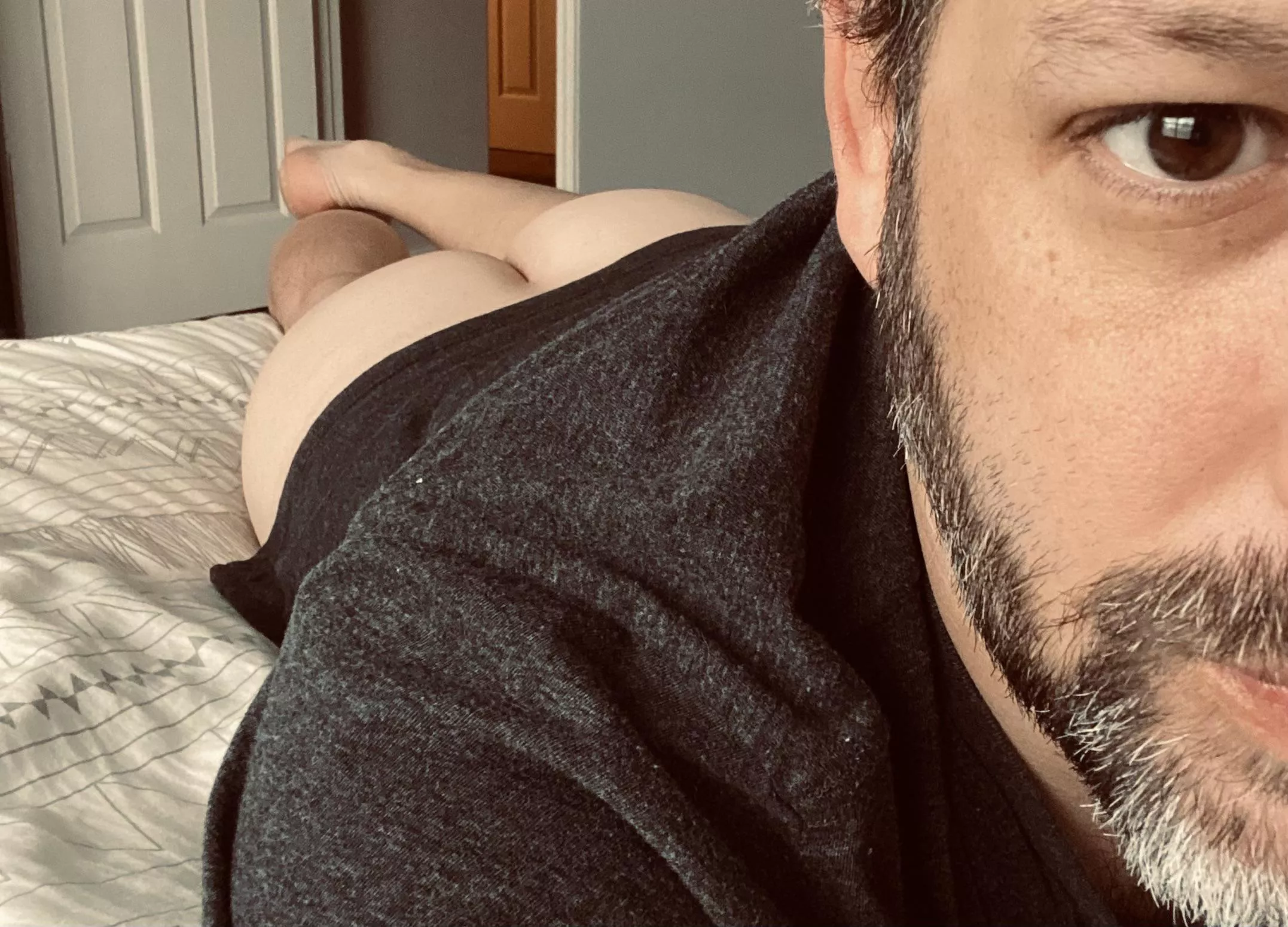 [40] I’m not wearing green. Feel free to give it a pinch.