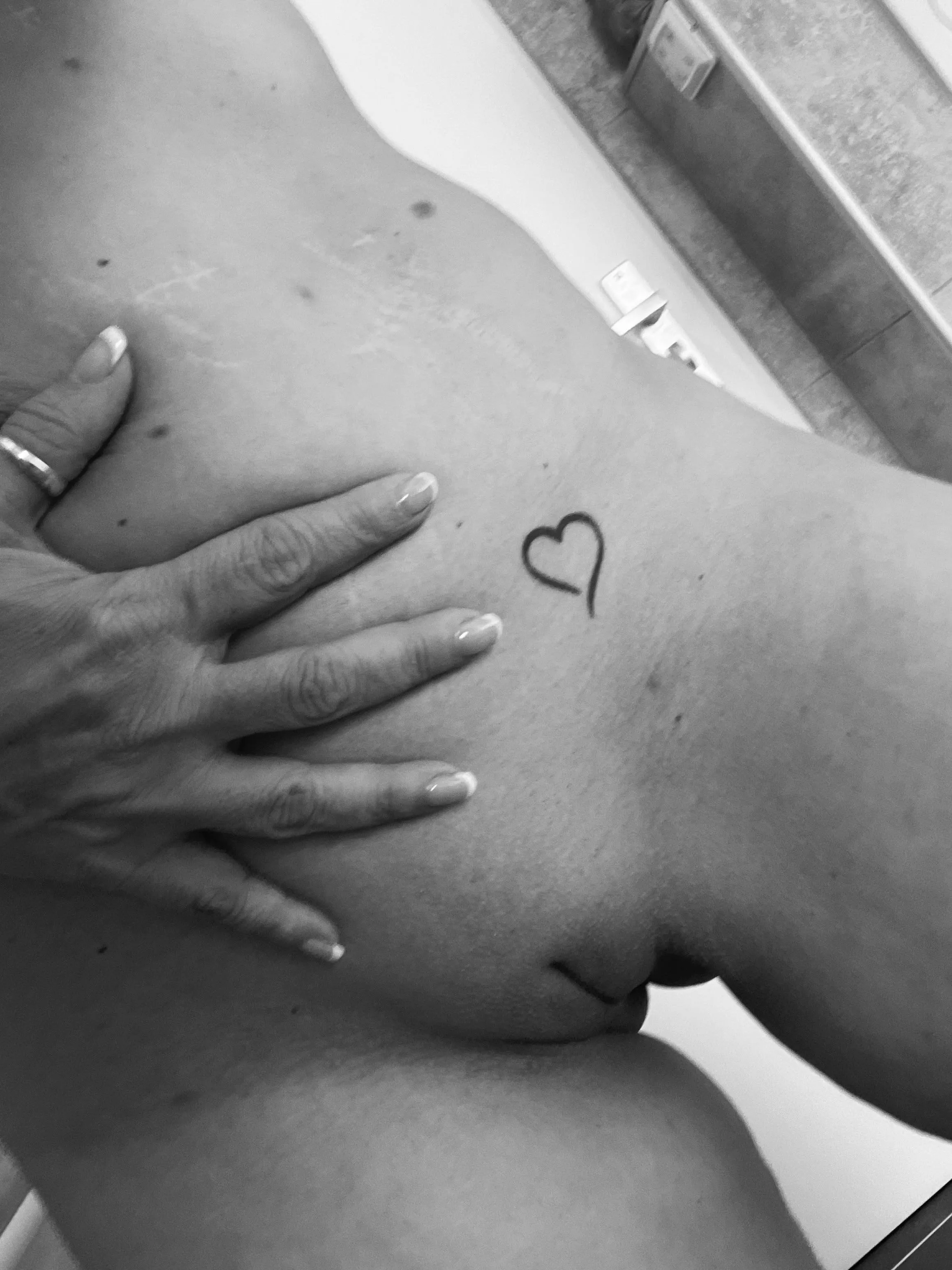 43 yo Euro milf want to share her, into anything you like. Showing face is ++ No limits as it stays legal. Into chatting and sharing pics over a longer period of time. Must be able to hold a convo. Hmu on tele @ccwdfs