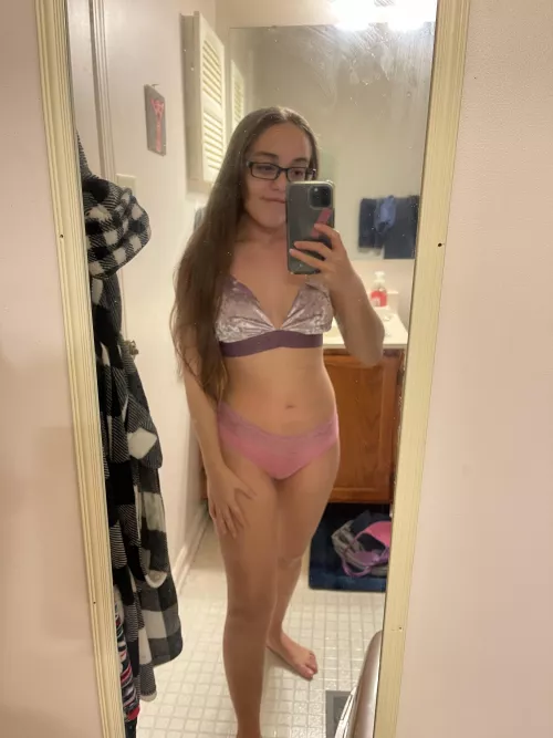 4’8 petite smash or pass? 💓