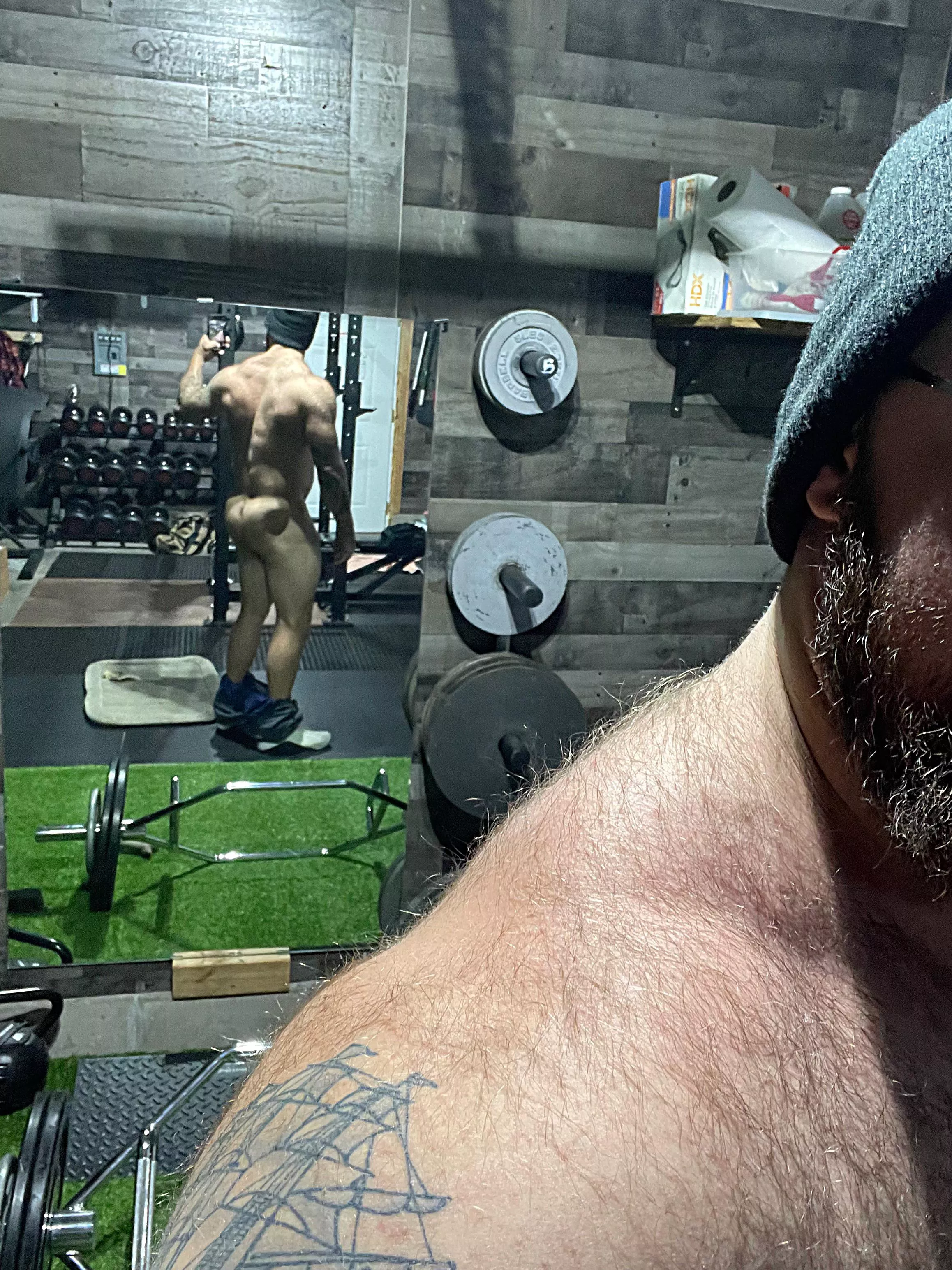 55 outside means less clothes in the gym today 😉😉 (m)