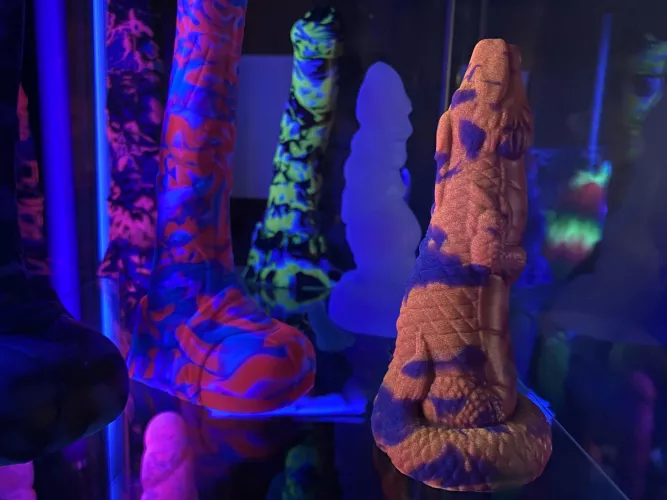 6th Kind coloration is actually very nice and the glow is very bright; Meng fits in nicely!