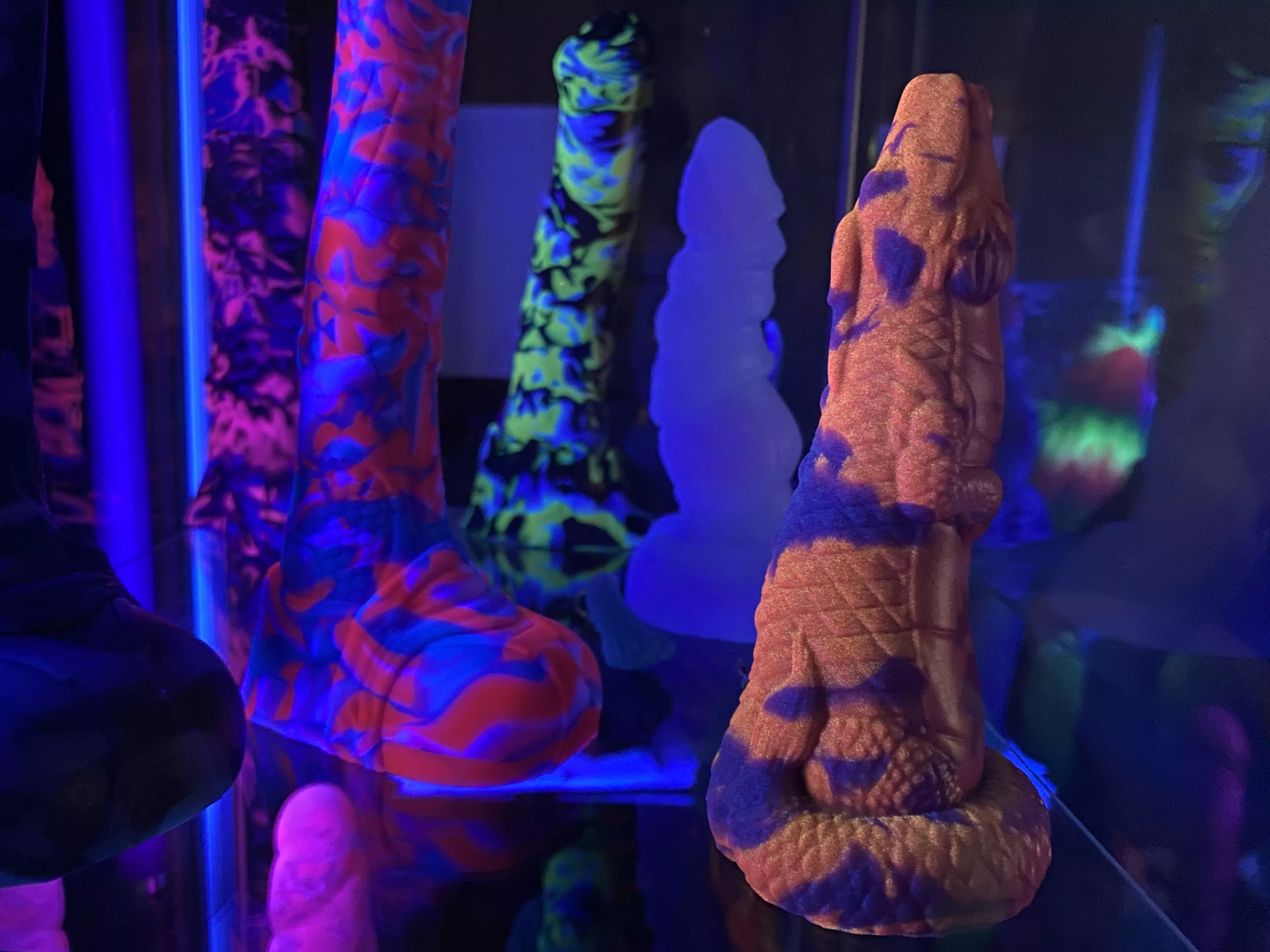 6th Kind coloration is actually very nice and the glow is very bright; Meng fits in nicely!