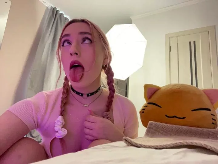 A horny and naughty girl💞is waiting for a strict dad😈all I need is your attention 😇link in bio and in comment