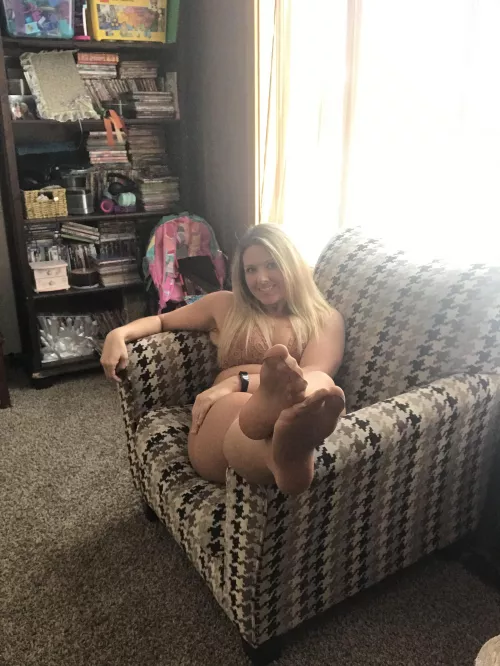 A little lounging in my tan pantyhose 😊