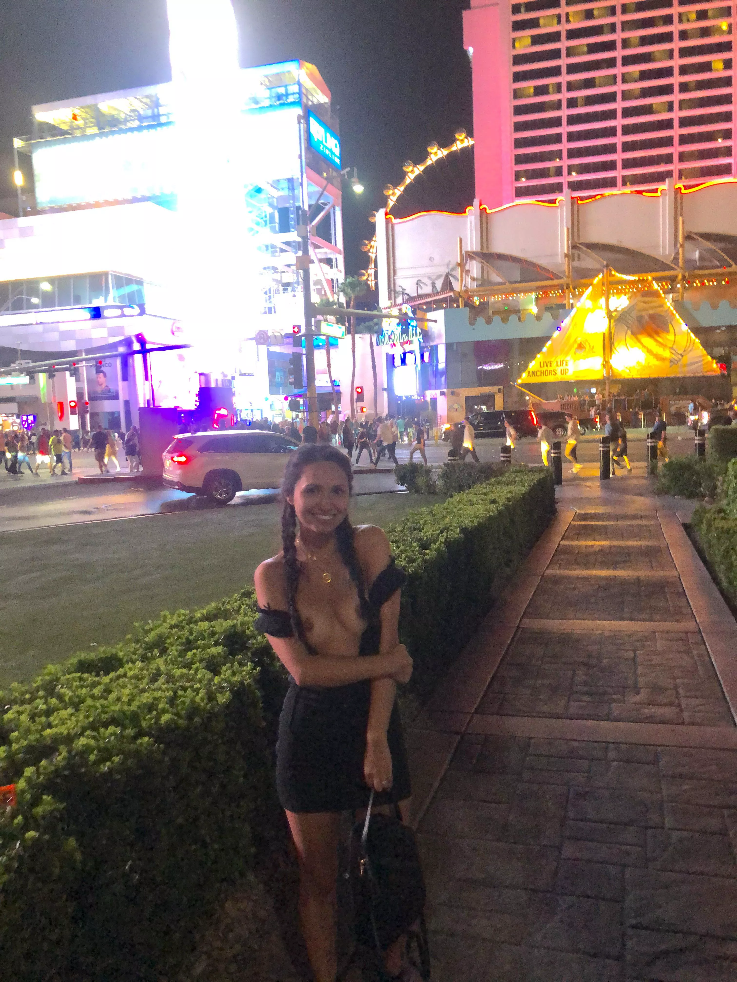 A little shy (f) but I wanted to show off a lil in the city real quick ☺️