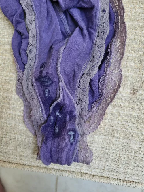 A smaller load on already stained panties! ð