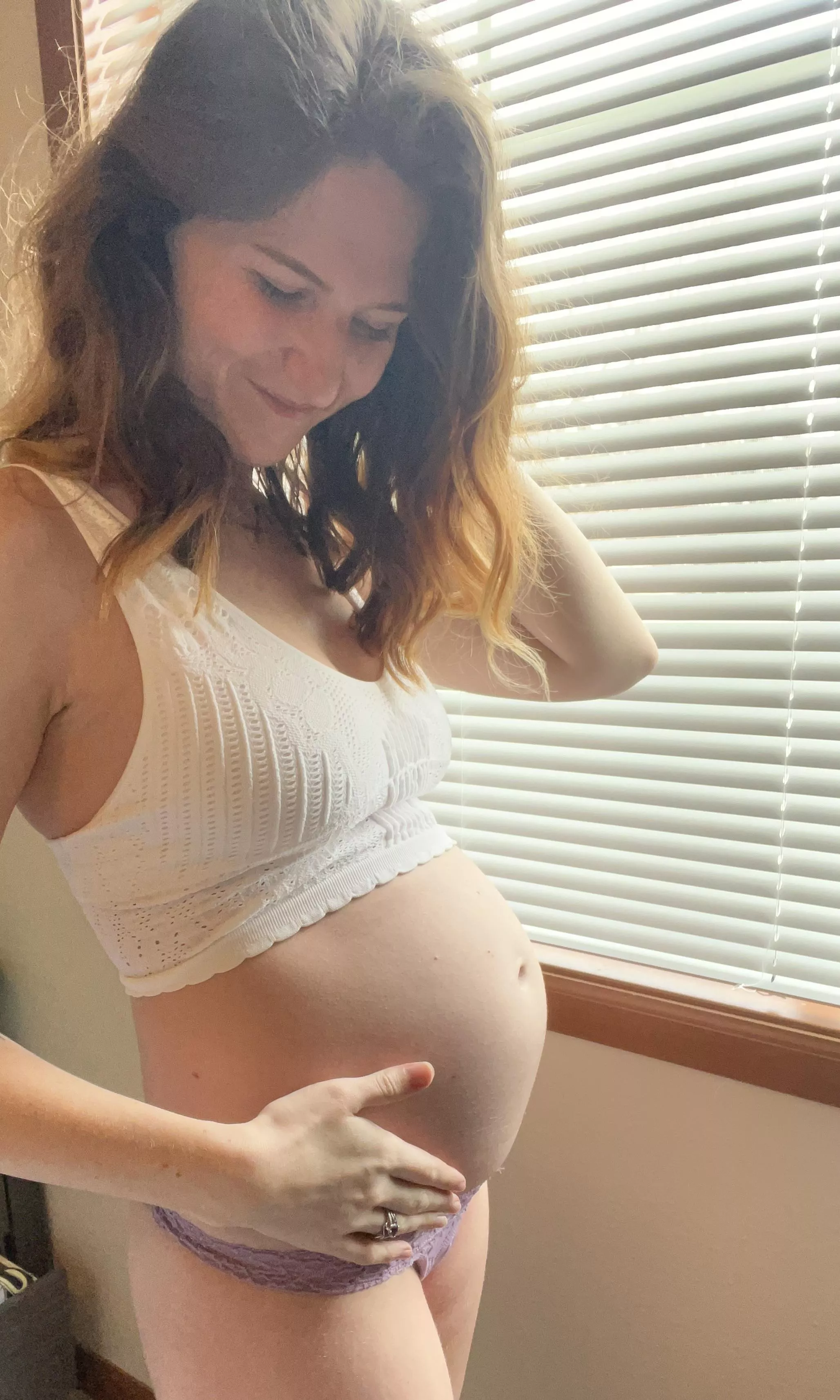 Absolutely in love with my growing belly 😍