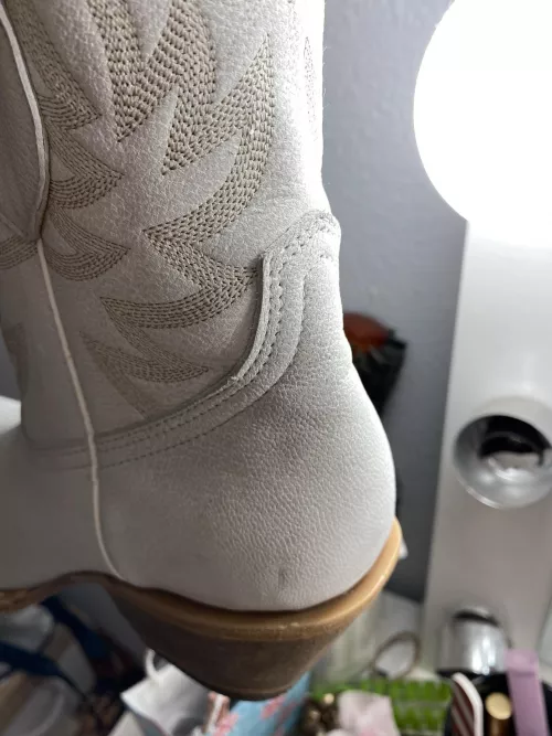 Addendum to my text post since people are confused - is this what full grain leather is normally supposed to look like- not full white? They’re new