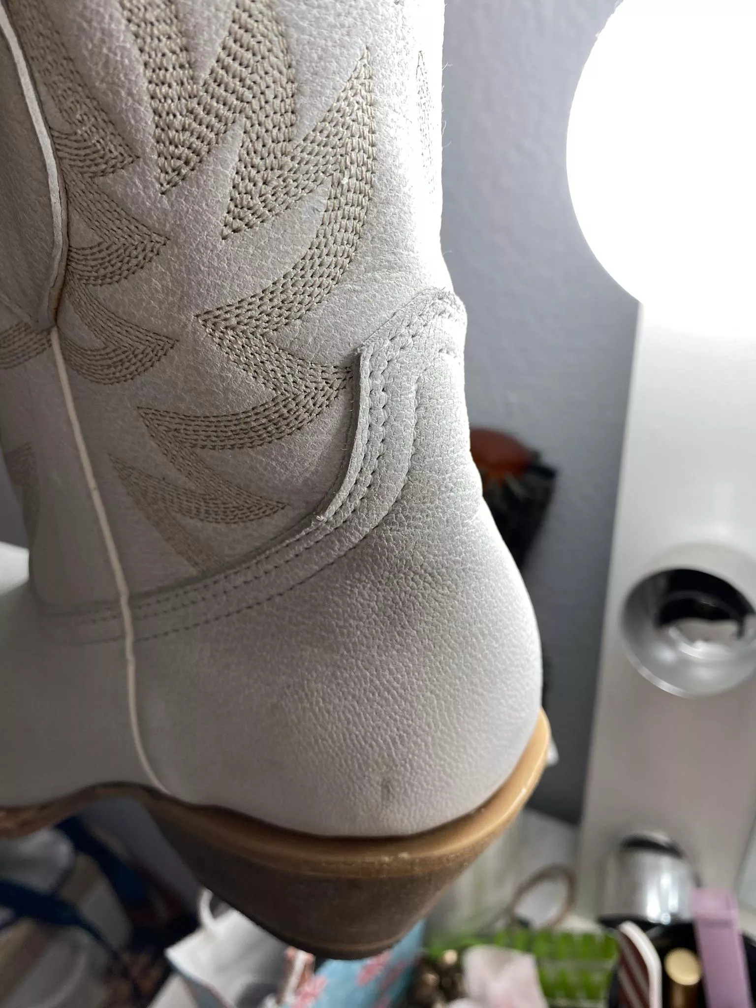 Addendum to my text post since people are confused - is this what full grain leather is normally supposed to look like- not full white? They’re new Addendum to my text post since people are confused - is this what full grain leather is normally supposed to look like- not full white? They’re new