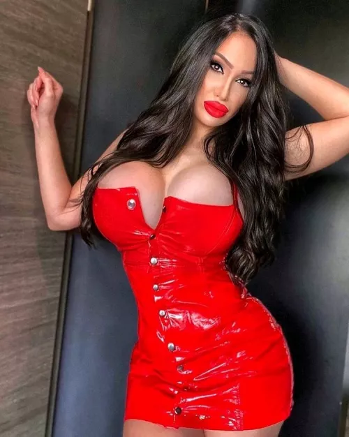 Adriana looks INCREDIBLE in that red dress!