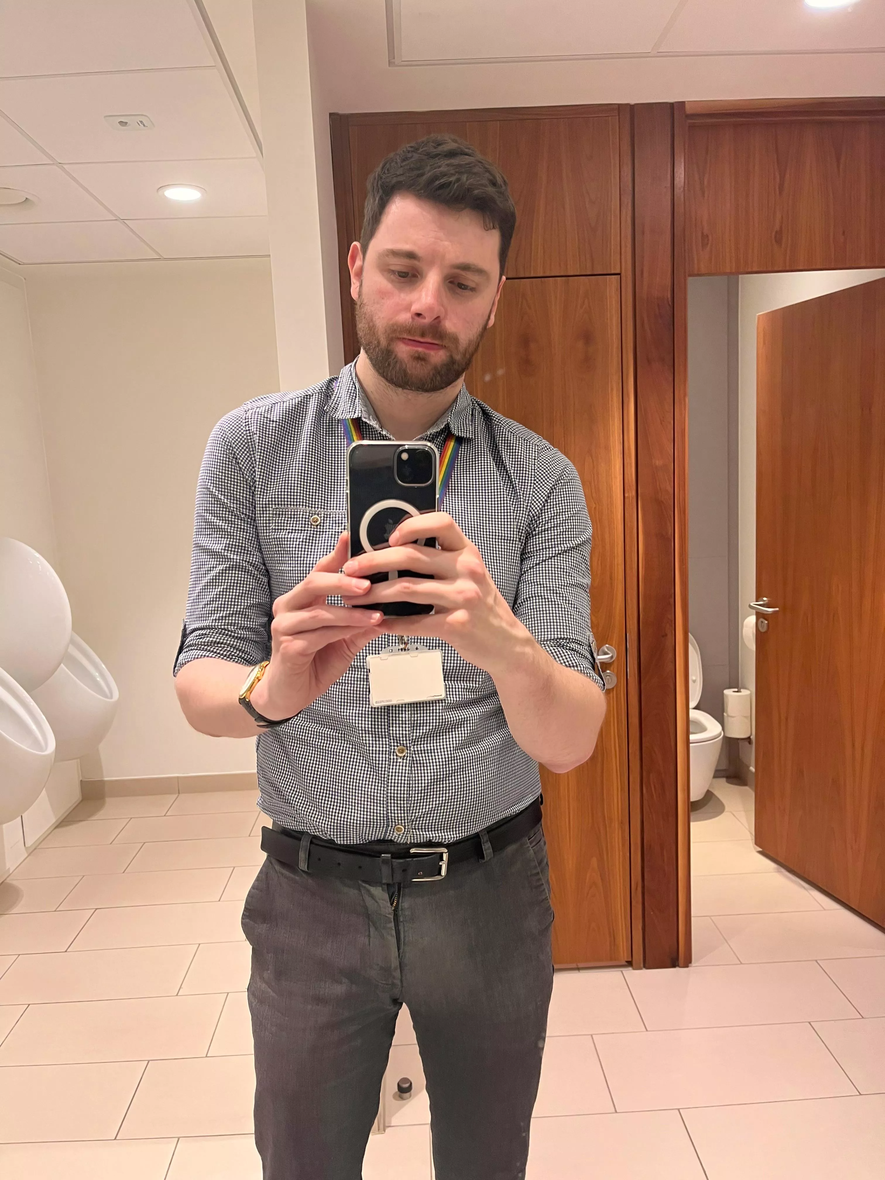 Advantage of being back in the office is the good lighting in the toilets 😂