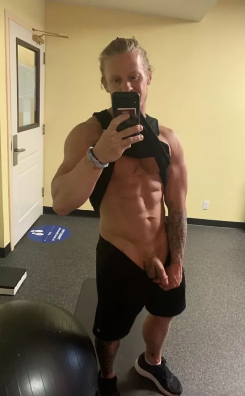 all alone in the hotel gym💪🏻🍆