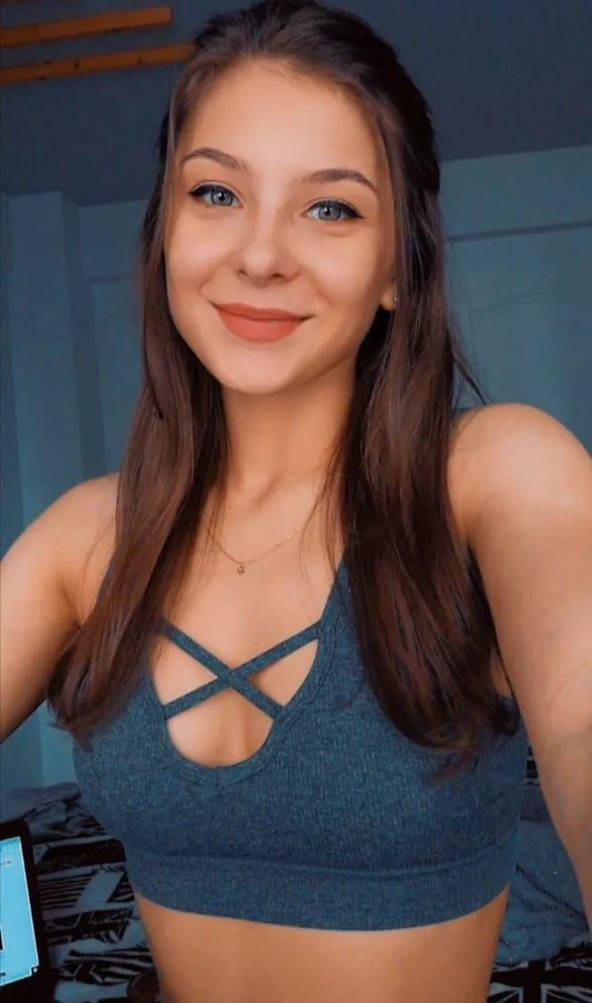 ALL SUBS GET A DIRTY PHOTO OF ME 😉 I love showing off my body with sexy dances and I specialise in custom photos and videos. I have a feeling you will fall in love with me 😘😘 Link is in the comments and in my bio.