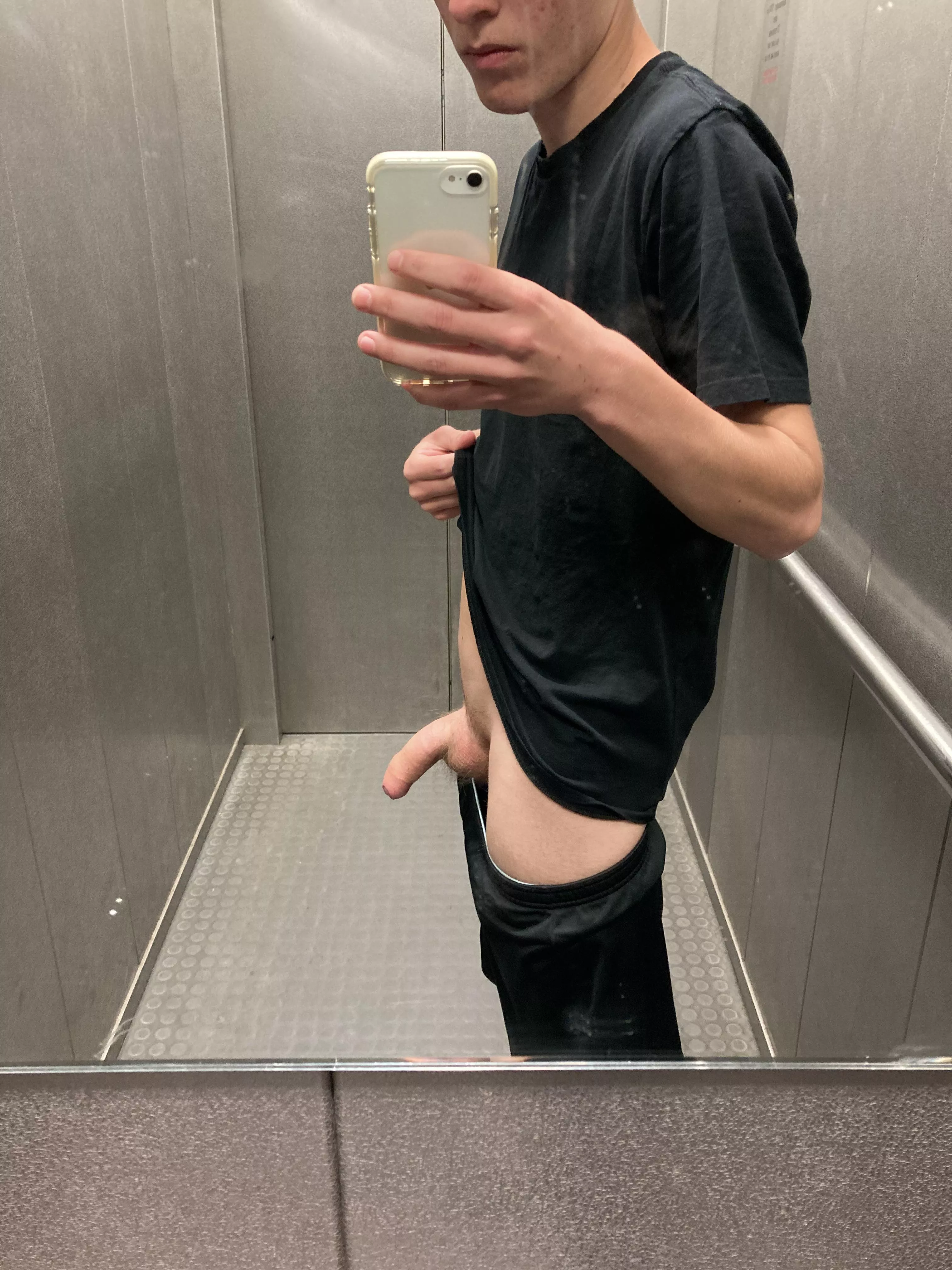 alone but horny in the elevator 😭😂