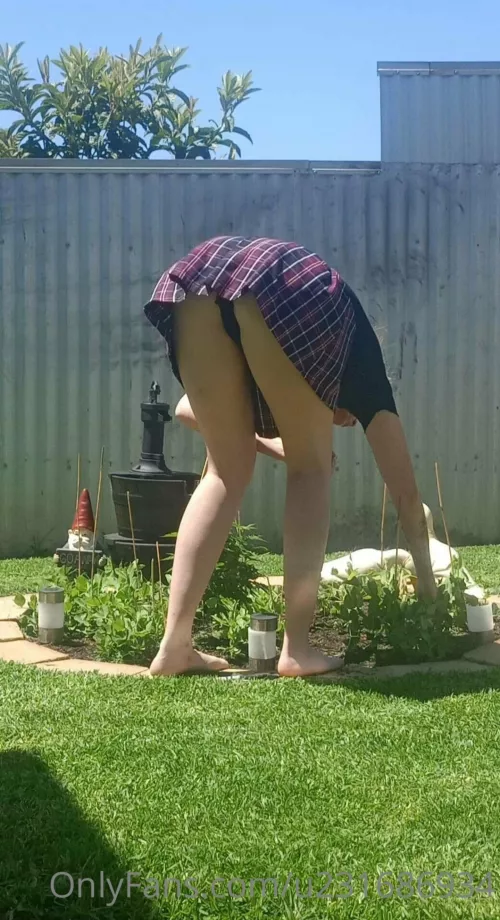 Always doing the gardening while his friends are over, link in the bio for what else i get up to ๐๐ฆ