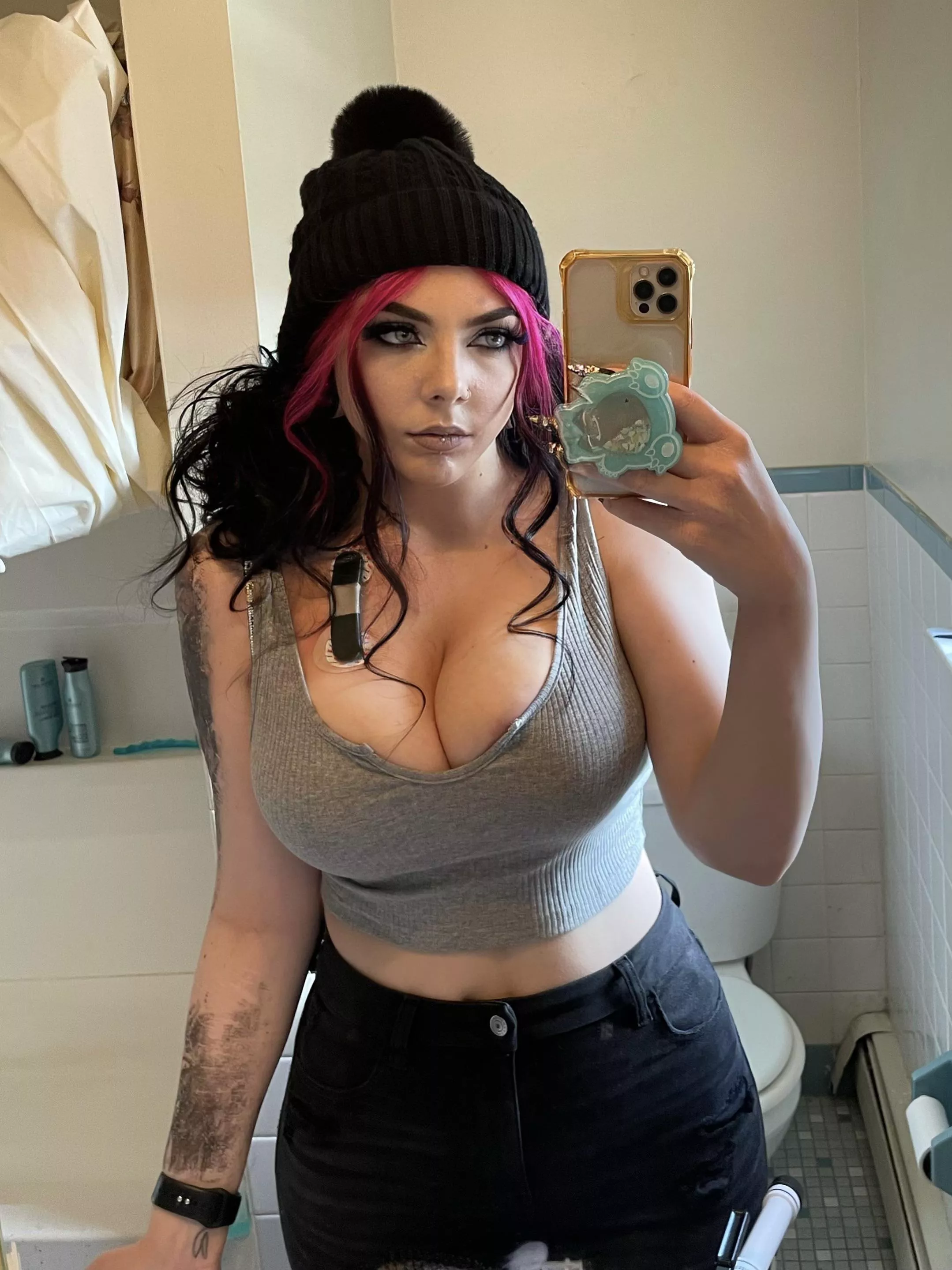 Am I girlfriend material 😘