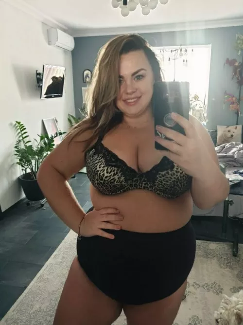 Am i your type? 😈 Would you fuck a curvy milf like me?💦