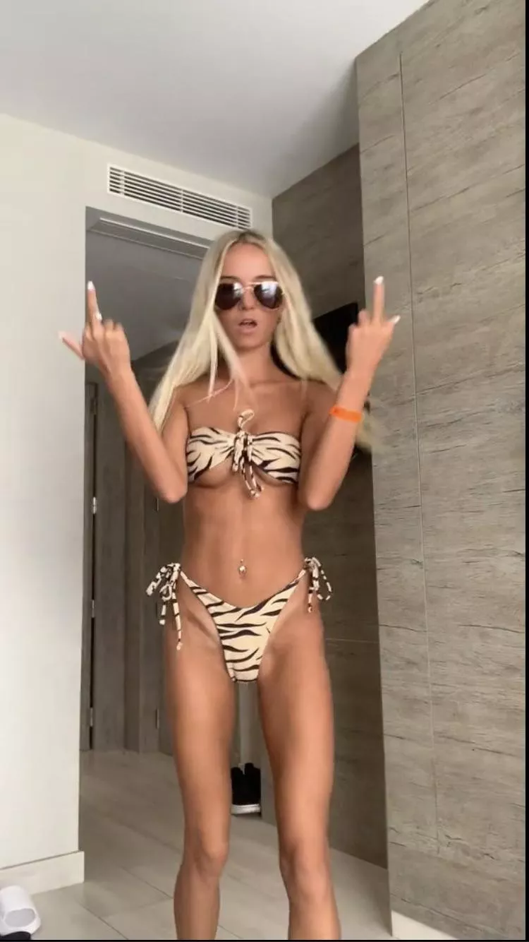 Amy bikini chav