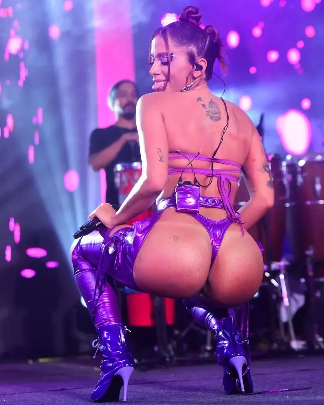 Anita showing pretty much everything