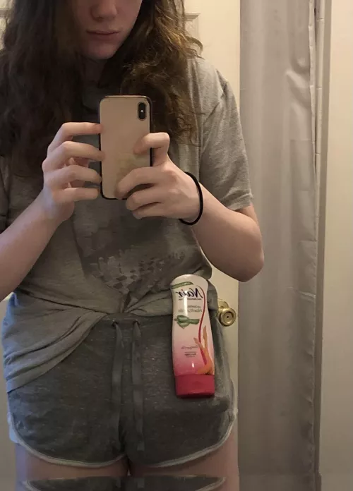 Any curious str8 bous wish they could peak under my shorts?? 😜🍆💦💦