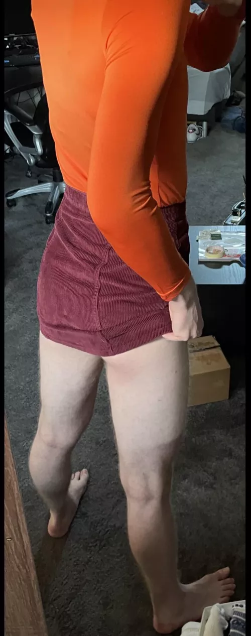 Any daddy’s that want to take a peek👀 underneath my little red skirt? 😏