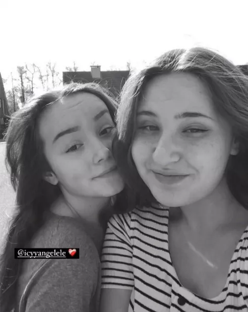 Anyone cum tribute her now(only this pic) you will get a reward