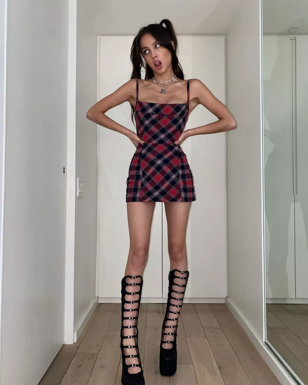 Anyone else thinks it'd be super hot if the petite and slim Olivia Rodrigo was hiding a massive thick cock?