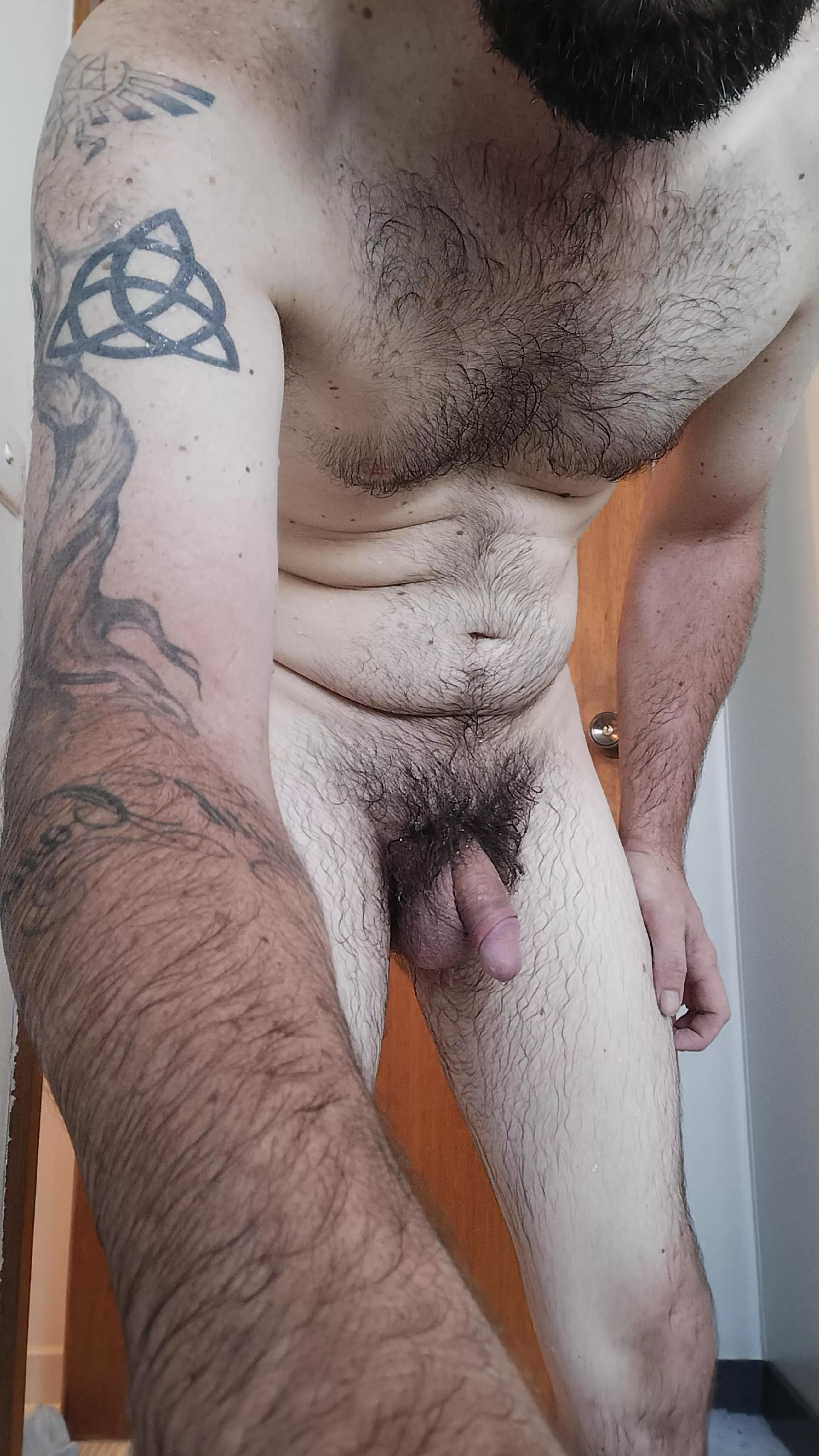 Anyone enjoy and want to play with a lean hairy bro?😈