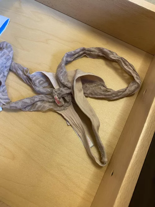 Anyone in midtown Manhattan want to meet up? Iβll give you my gfβs thong if you bring back soaked