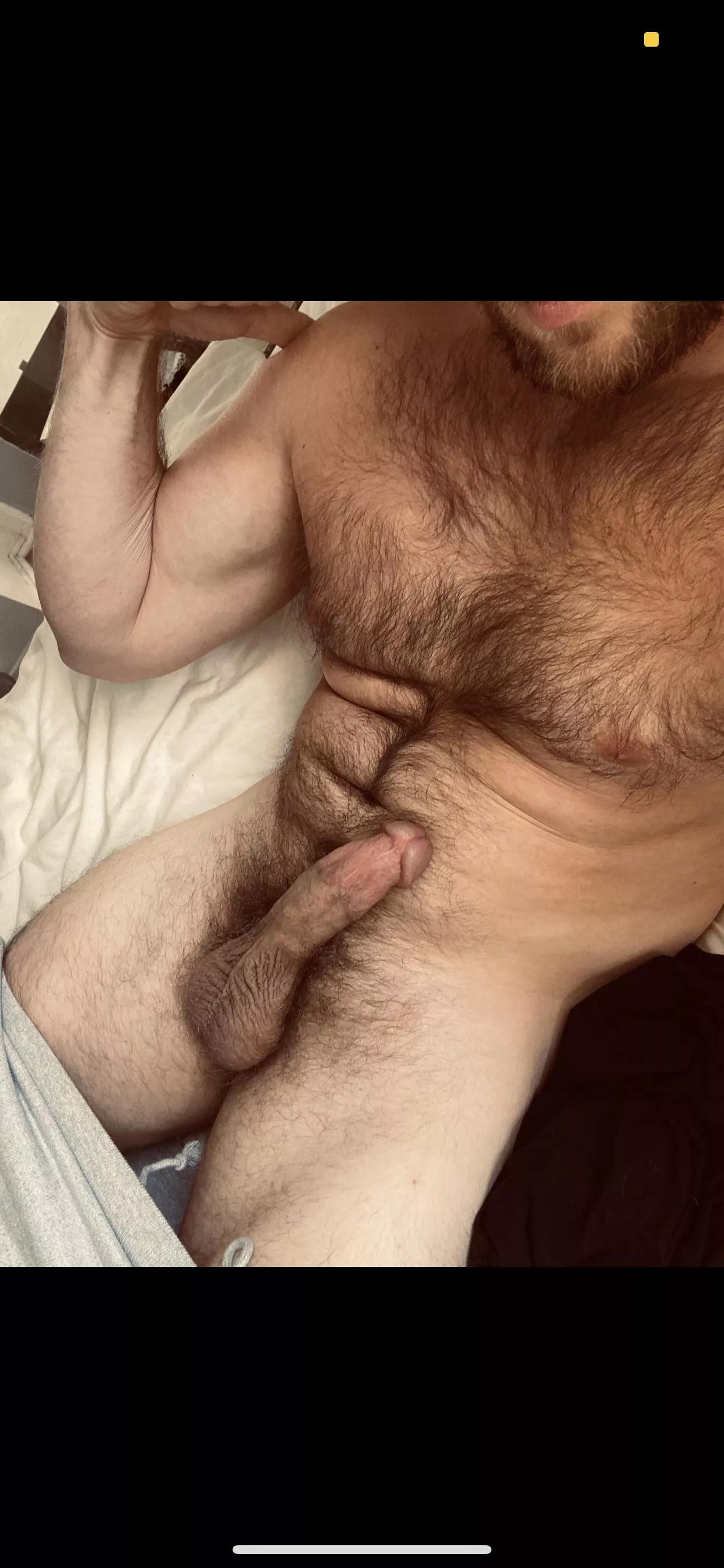 Anyone need a muscular hairy stud to spend their Sunday with?? DMs are open 😏🤤
